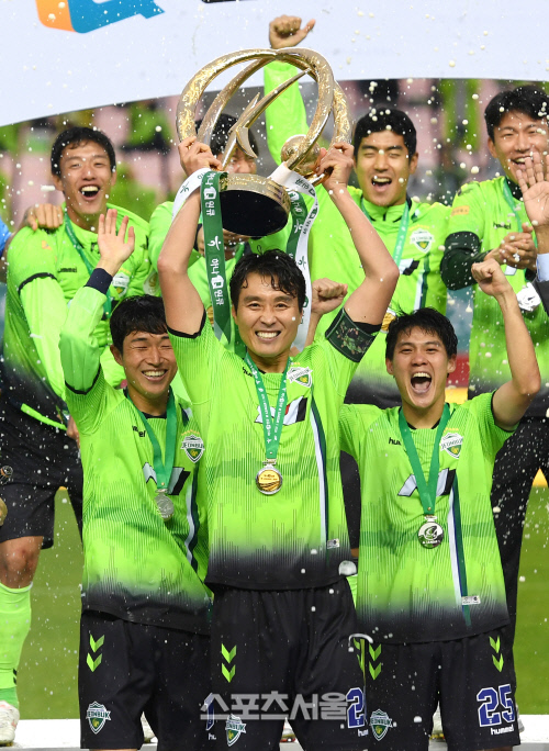 [포토]이동국의 마지막 우승 트로피