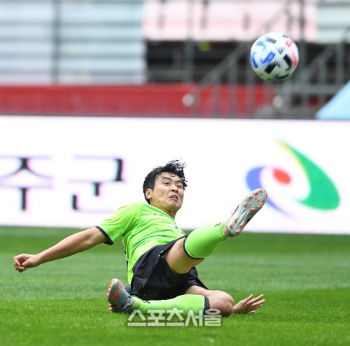 [포토]전매특허 발리슛 시도하는 이동국