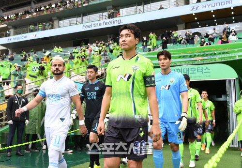 [포토]선발 출장하는 이동국, 우승을 향해!