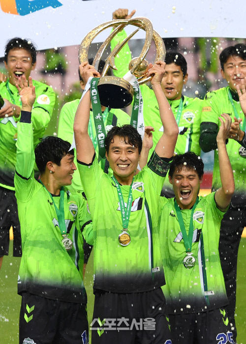 [포토]이동국, 은퇴 경기에서 우승 트로피를!