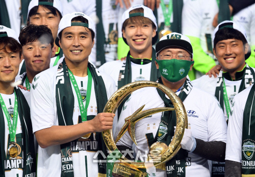 [포토]이동국-정의선 회장, 함께 우승 트로피를!