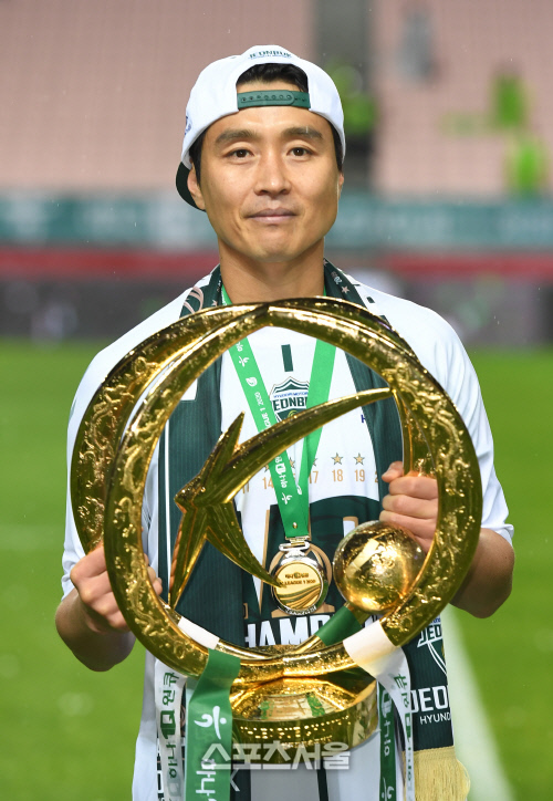 [포토]전북 이동국, 마지막 우승 트로피