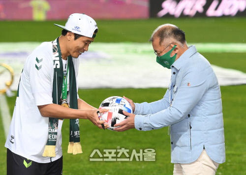 [포토]정의선 회장에게 마지막 경기 경기구 전달하는 이동국
