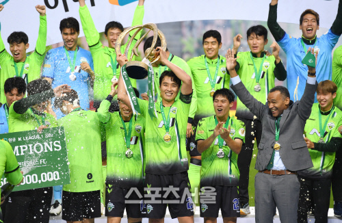 [포토]은퇴 이동국, 우승 트로피 하나 더!