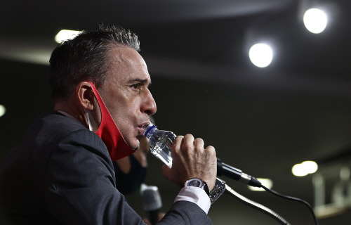 물 마시는 벤투 감독