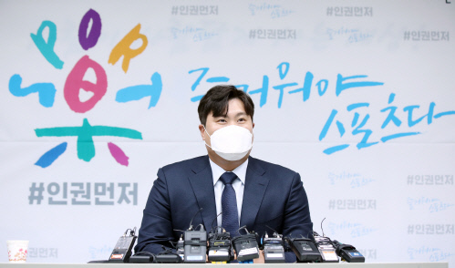 인터뷰하는 류현진