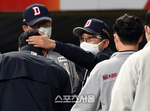 [포토]최원준의 머리 쓰다듬는 김태형 감독