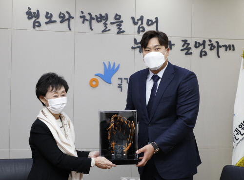 기념품 전달받는 류현진 스포츠인권명예대사