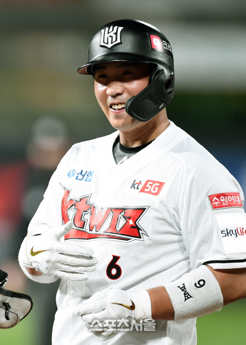 [포토]행운의 적시타 박경수, 손이 아파...