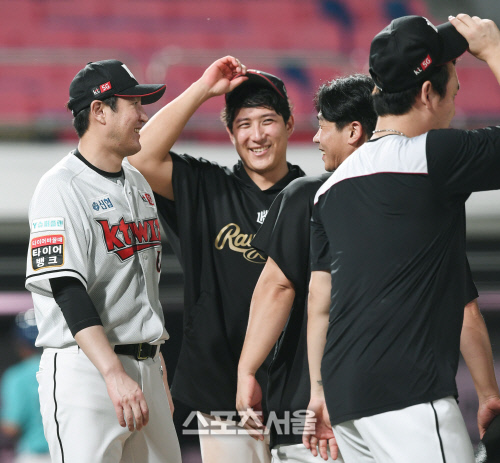 [포토] kt 유한준-황재균-박경수, 베테랑들의 미소!