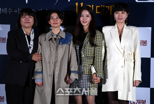 [포토] 포즈 취하는 이정은-박지완 감독-노정의-김혜수