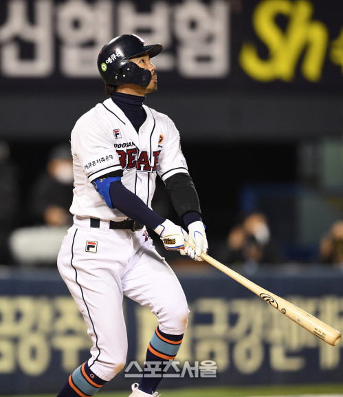[포토]두산 오재원, 홈런 타구 바라보듯...