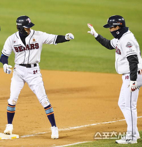 [포토] 두산 오재원, 6회...리드 벌리는 적시타!