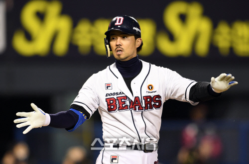 [포토]2루타에 배트플립한 오재원, 홈런인 줄...