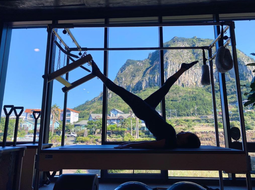 '몸매보다 경이로운 뷰' 진재영, 제주 산방산 풍광 바라보며 필라테스 삼매경