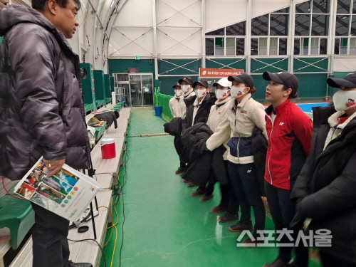 주인식 감독과 선수들
