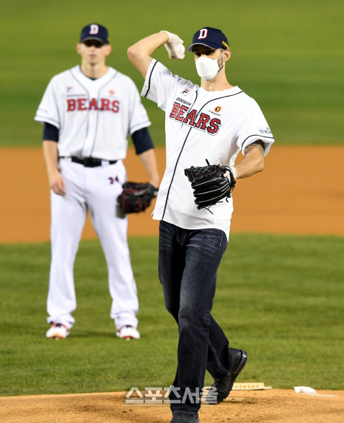 [포토] \'준PO 1차전\' 니퍼트의 시구, 오랜만에 서는 잠실 마운드!