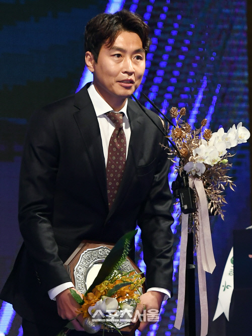 [포토] 전북 이동국, 축구인생 마지막 시상식에서 공로상 수상