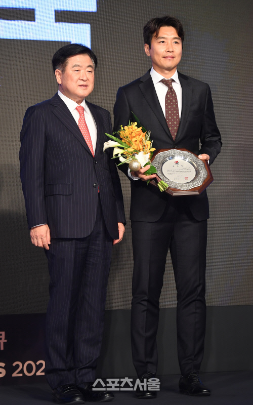 [포토] 은퇴하는 이동국, 공로상 수상