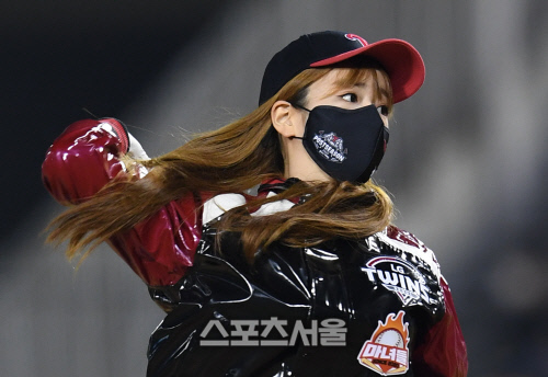 [포토]윤보미 시구, 머리 휘날리며 아름답게!