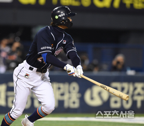 [포토] 두산 오재원, 2회 리드 잡는...선제 적시타!