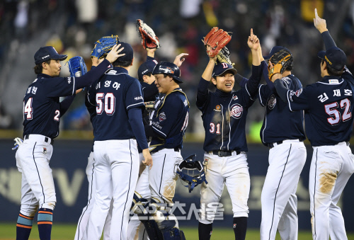 [포토]2연승으로 LG 잡고 플레이오프 진출하는 두산