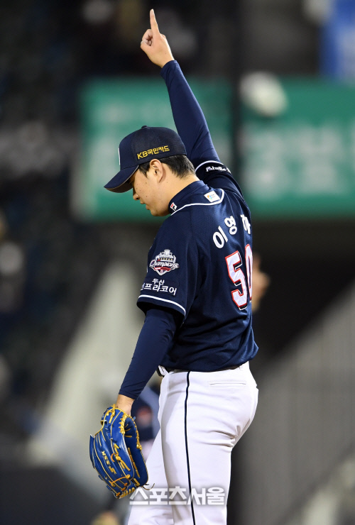 [포토]두산 이영하, 플레이오프 진출이다!