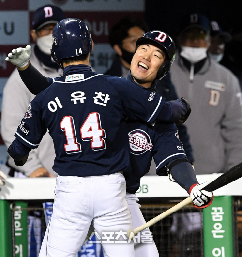 [포토] 두산 김재호, 나이스~ 이유찬!