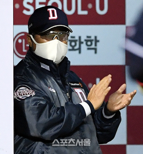 [포토] 두산 김태형 감독, 4회 8득점에...쏟아지는 박수!