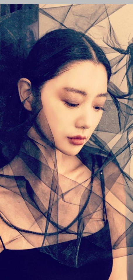 클라라, 망사로 예술작품 연상시키는 고혹미 물씬 [★SNS]