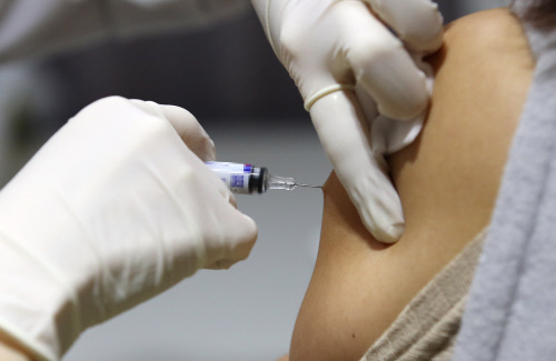 보건당국 “독감백신 접종 후 사망신고 97명 중 96명 사망 인과성 낮다”