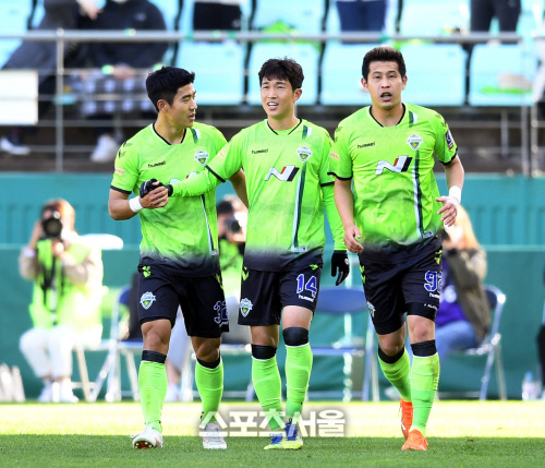 [포토] 이승기 '팀을 구하는 동점골'