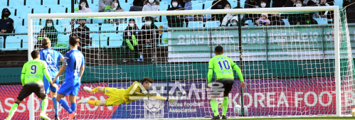 [포토] 역전골 넣는 이승기