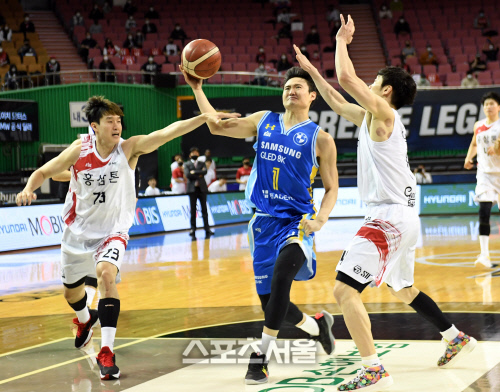 [포토]삼성 이동엽의 과감한 레이업슛