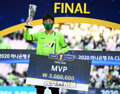 [포토] 2차전 2골 넣은 전북 이승기, MVP 차지