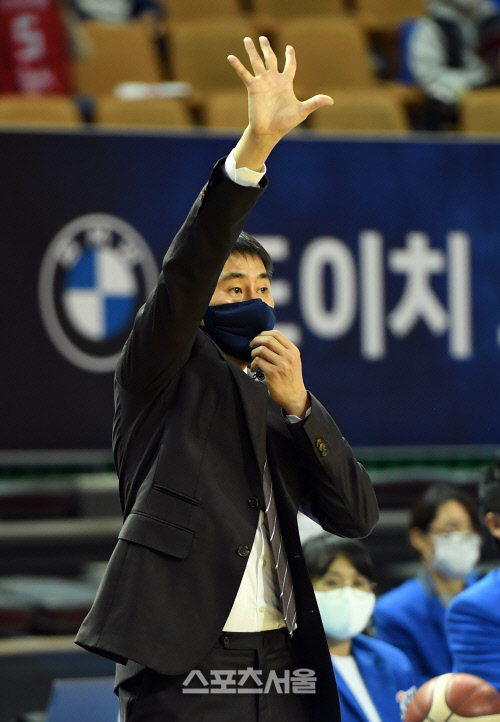 [포토]서울 삼성 이상민 감독, 이번엔 다섯!