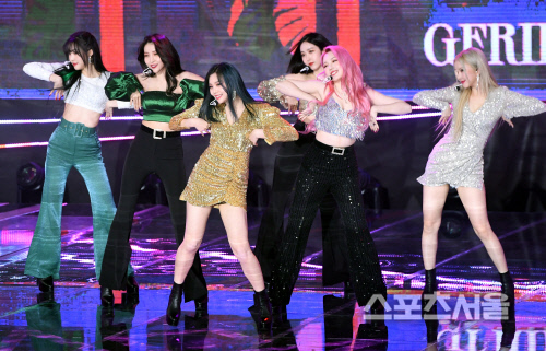 [포토] 여자친구, 새로운 신곡 무대!