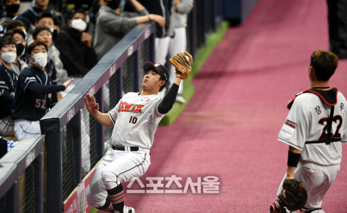 [포토] 황재균 '휴! 잡았다'