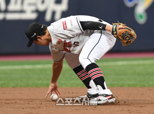 [포토]KT 황재균, 또 실책할 뻔...