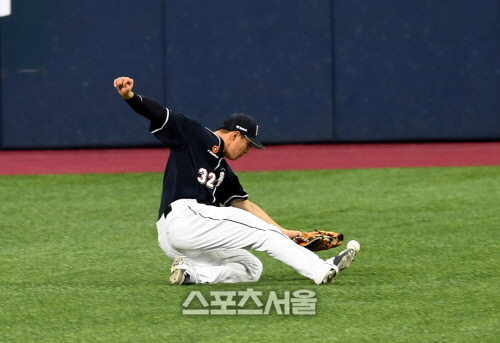 [포토] 황재균 타구 놓치는 김재환