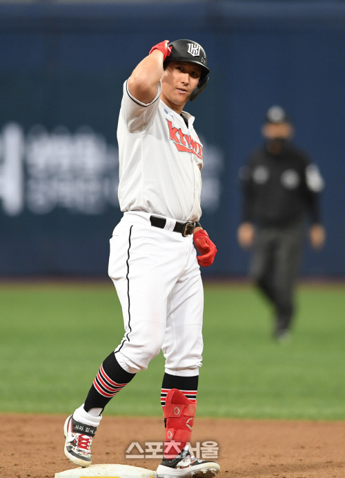 [포토]2루타 KT 황재균, 멋지게!