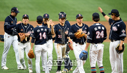 [포토] 두산, PO 1차전 잡고 한국시리즈 진출 81.3% 확률 가져갔다