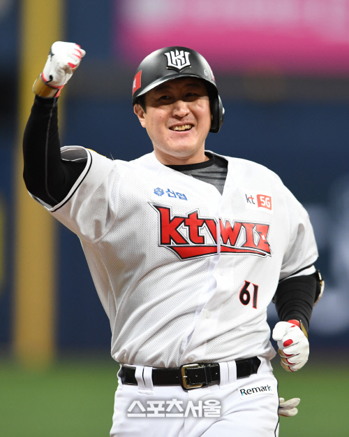 [포토]8회말 극적인 동점 만든 KT 유한준