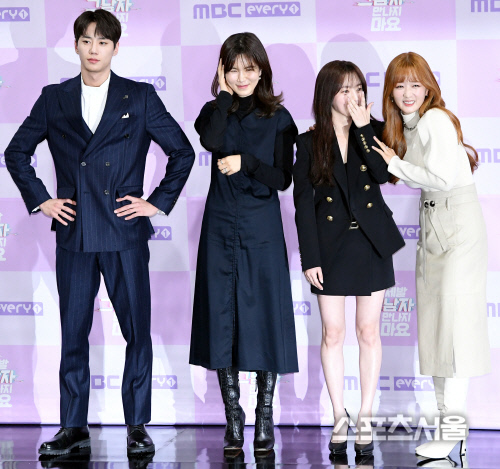 [포토] 공민정-이준영-송하윤-윤보미, 포스터의 포즈에 도전?