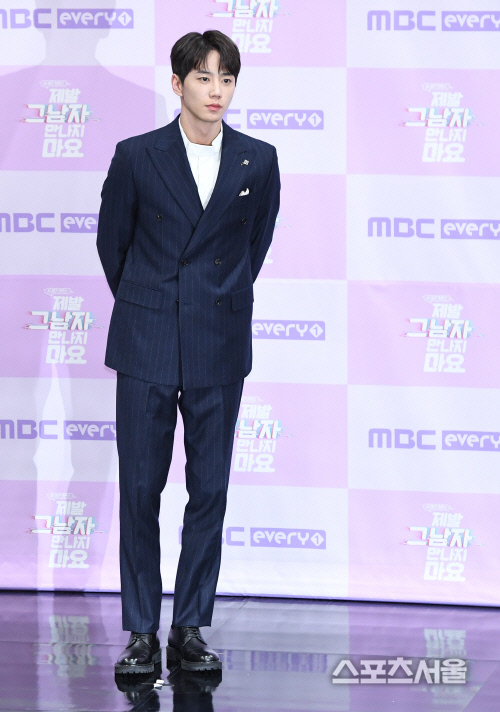 [포토] 이준영, 늘씬한~ 수트 핏!