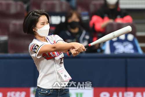 [포토]박수미 아나운서, KT의 승리를 기원하며!