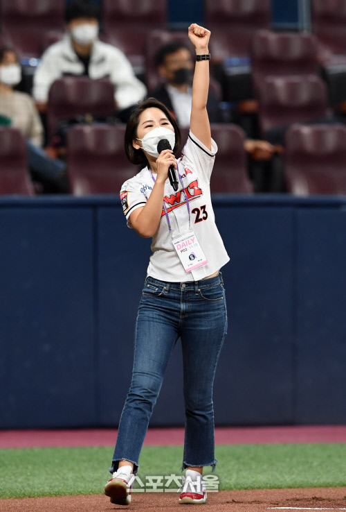 [포토]박수미 아나운서, KT 위즈 파이팅!