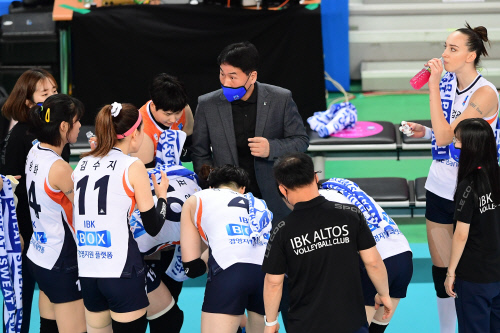 "흥국생명 빼고 다 비슷"…그래서 더 치열한 V리그 여자부 순위 싸움