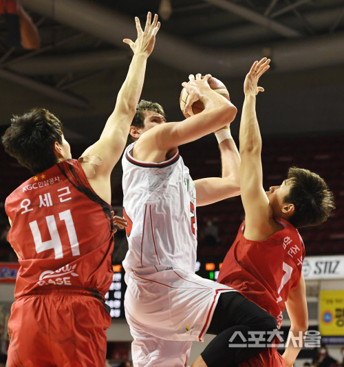 [포토] 오리온 위디, 과감한 슛!