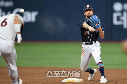 [포토]병살 송구하는 두산 오재원, 아찔하게!